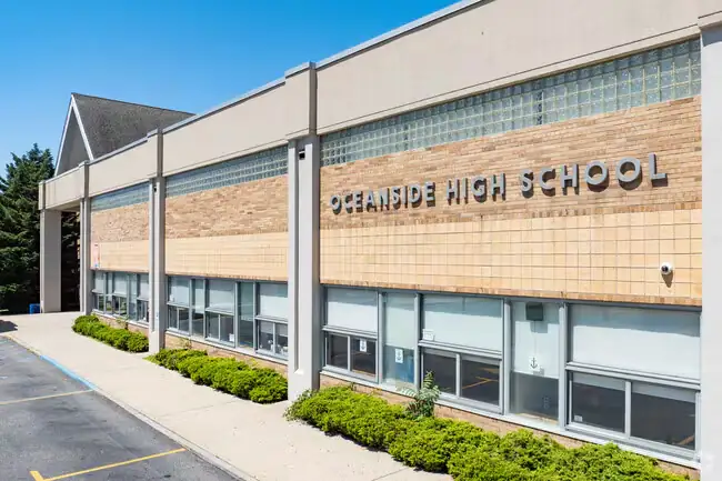 School 7-Oceanside Senior High School campus photograph