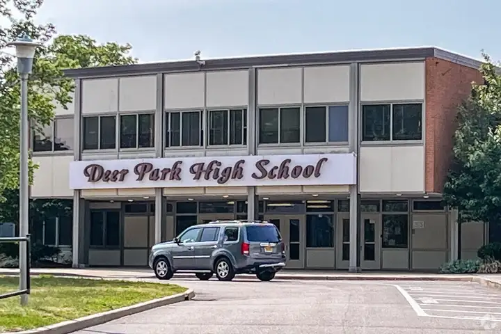Deer Park High School campus photograph