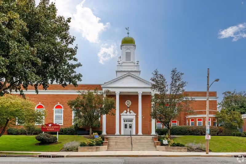 Jackson Avenue School campus photograph
