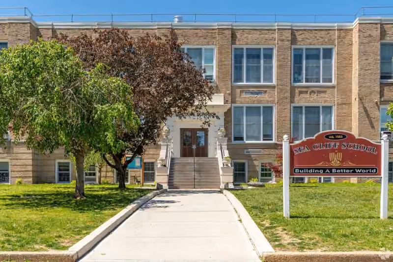 Sea Cliff Elementary School campus photograph
