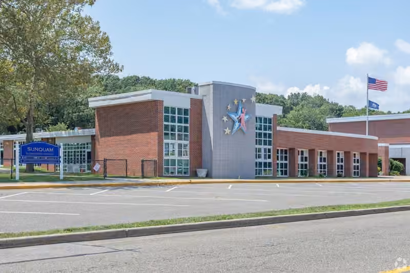 Sunquam Elementary School campus photograph