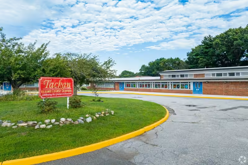 Tackan Elementary School campus photograph