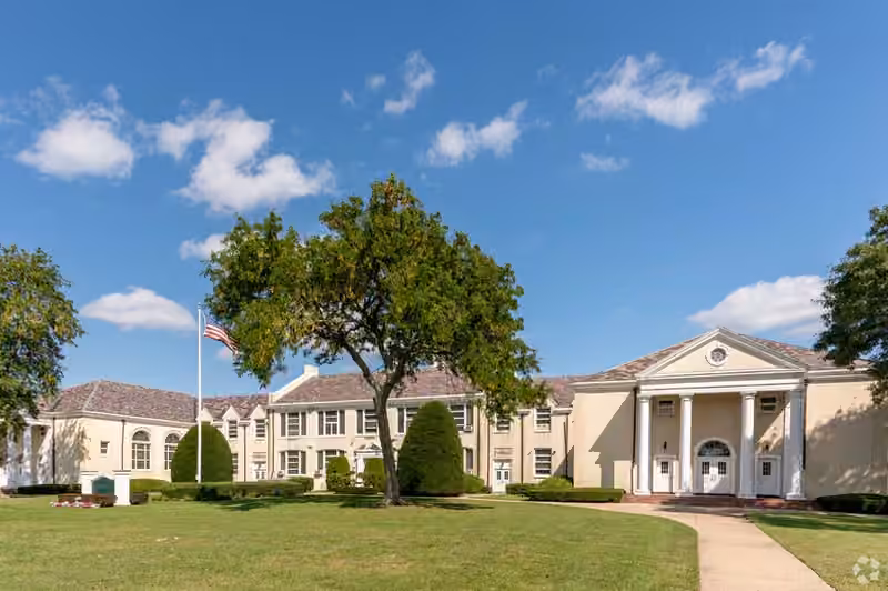 Hicksville Middle School campus photograph