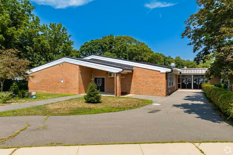 Eugene Auer Memorial School campus photograph