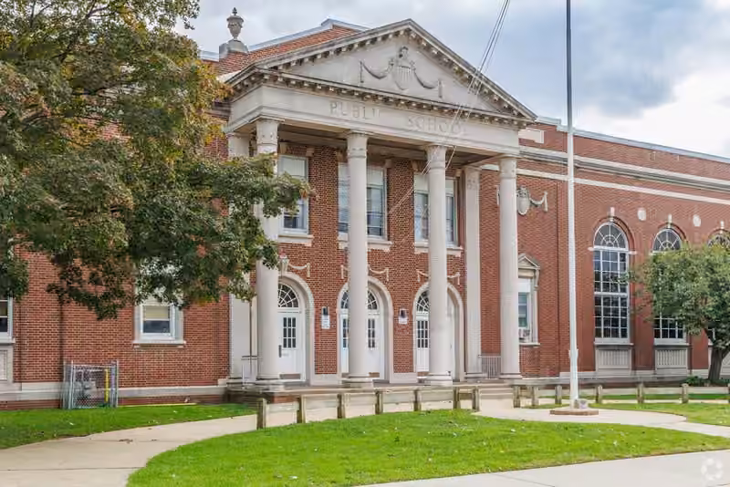 George Washington School campus photograph