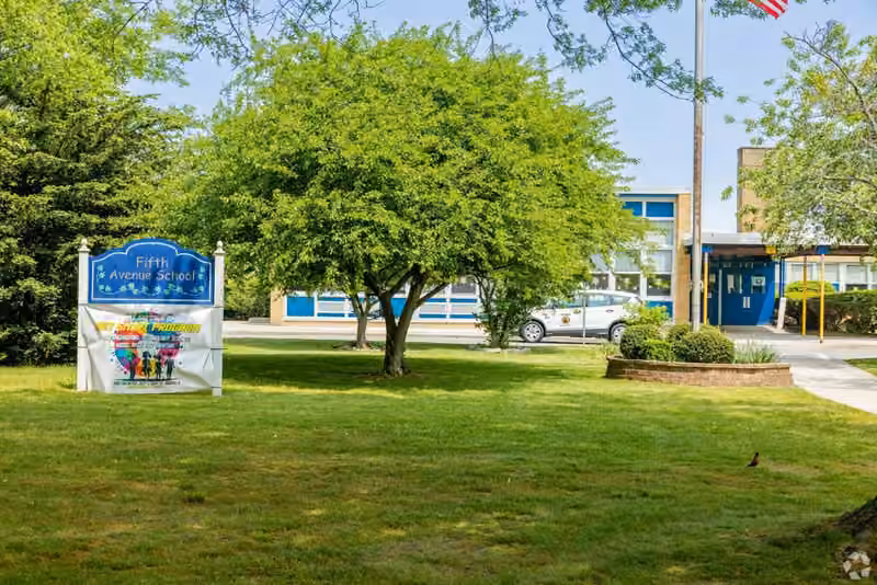Fifth Avenue Elementary School campus photograph