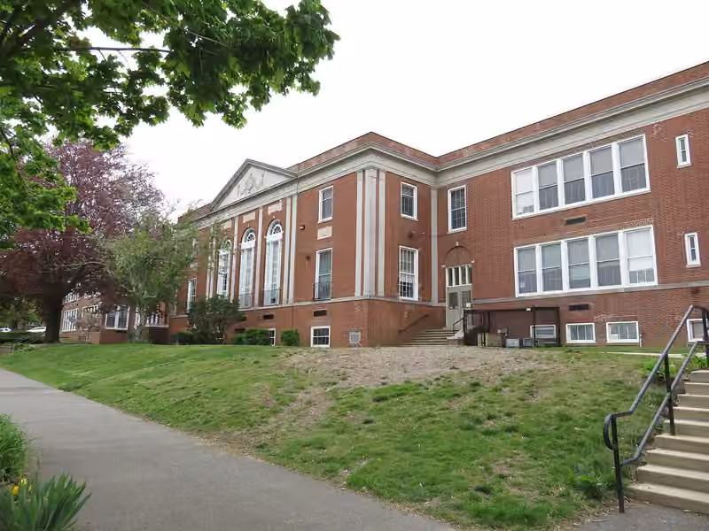 Glenwood Landing Elementary School campus photograph