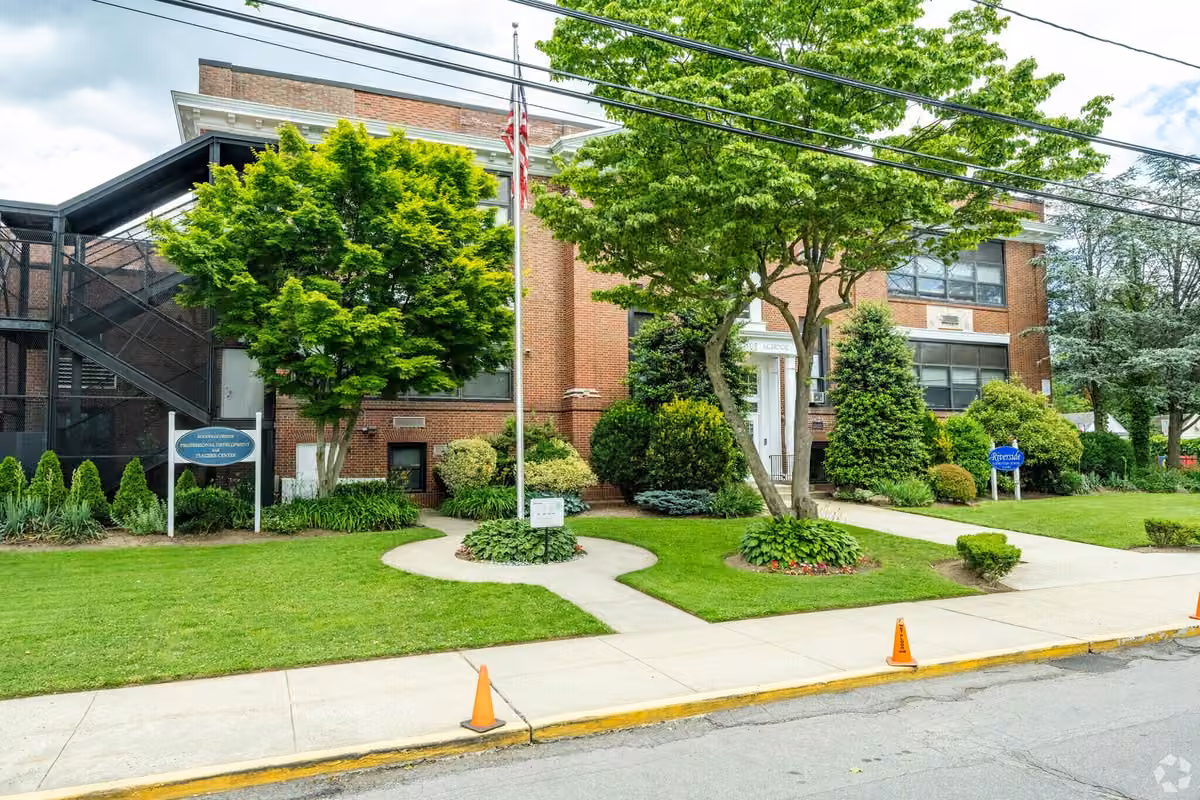 School 3 campus photograph