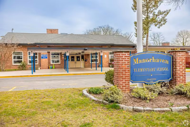 Manorhaven Elementary School campus photograph