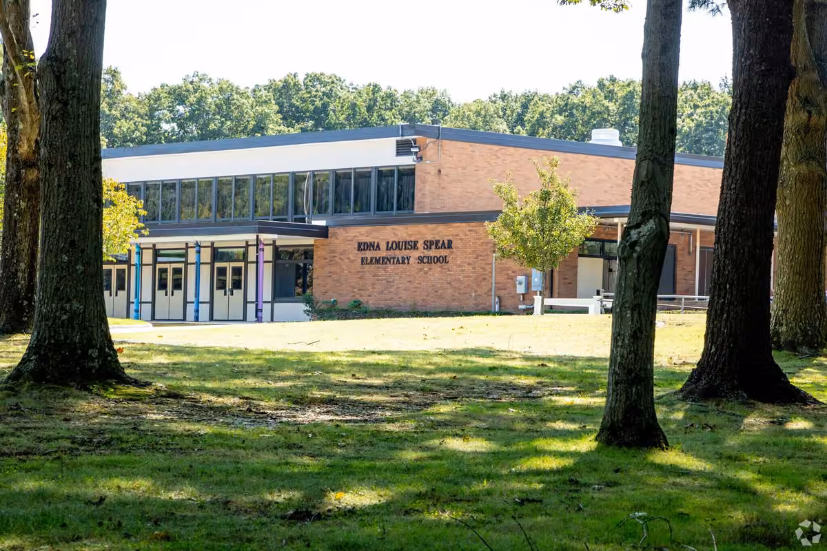 Port Jefferson Elementary School campus photograph