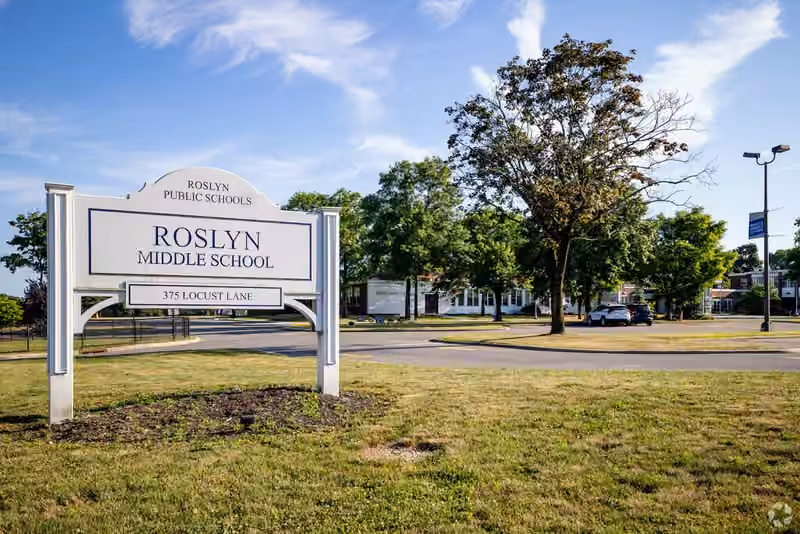 Roslyn Middle School campus photograph