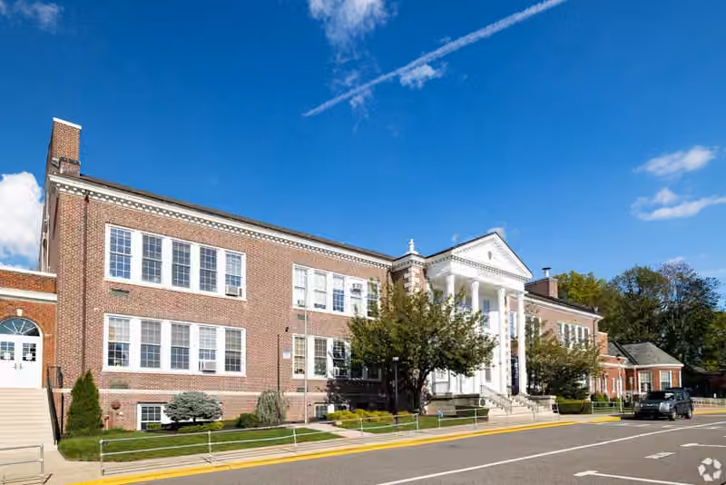 Lakeville Elementary School campus photograph