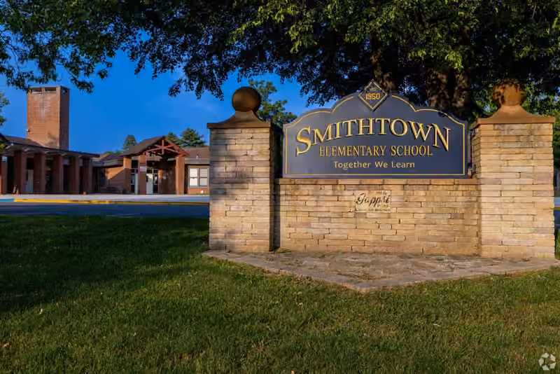 Smithtown Elementary School campus photograph